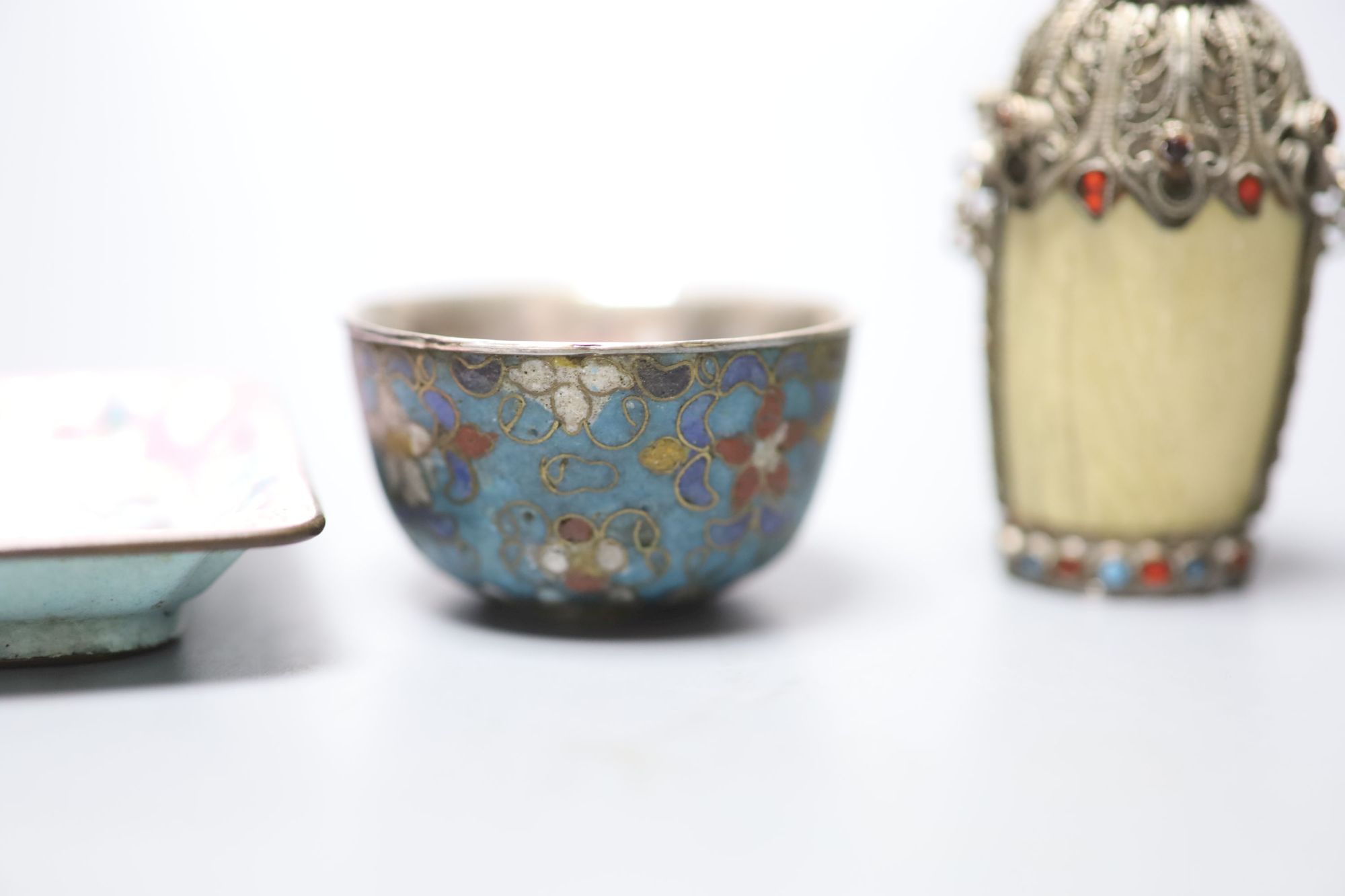 Assorted Chinese small items, including a celadon jade figure of a boy grasping a lotus leaf, 6.7cm, snuff bottle, cloisonne enamel cup